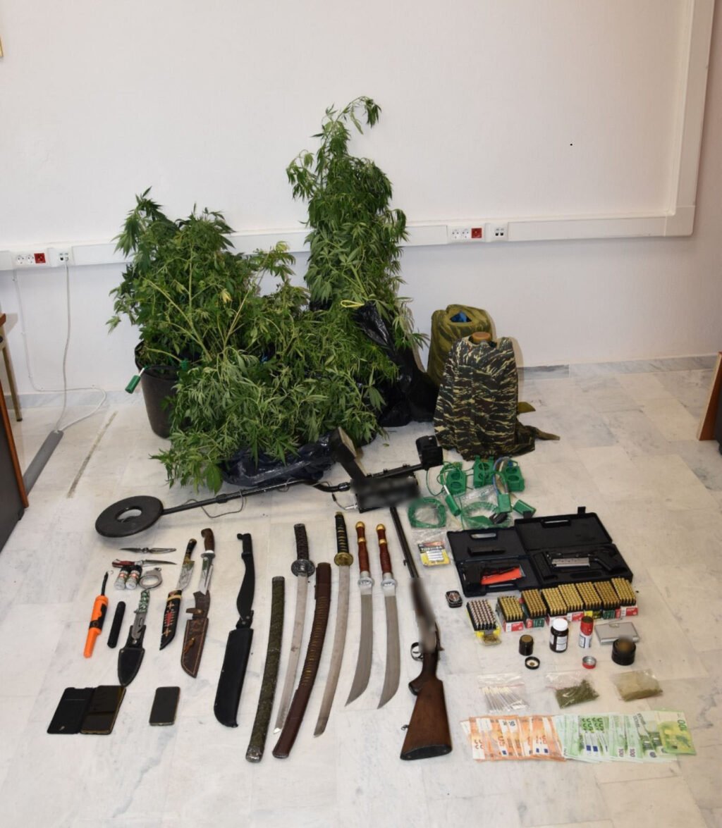 Γρεβενά: Συλλήψεις για νακρωτικά – Κατασχέθηκαν όπλα, σπαθιά και χρήματα