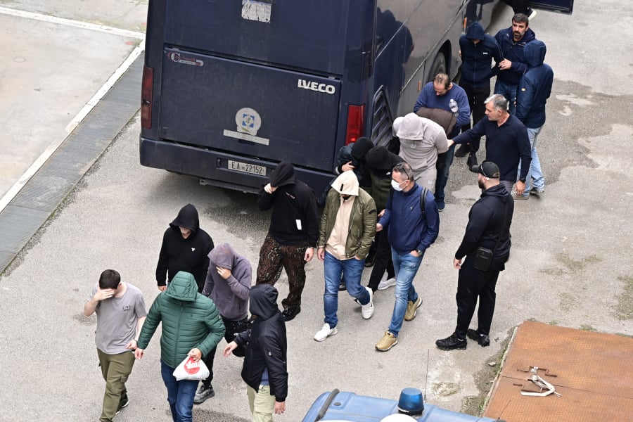 ΟΠΕΚΕΠΕ: Ελεύθερη με περιοριστικούς όρους η… μαρίδα των 11 – Εισέπρατταν ποσά έως 1.000 ευρώ