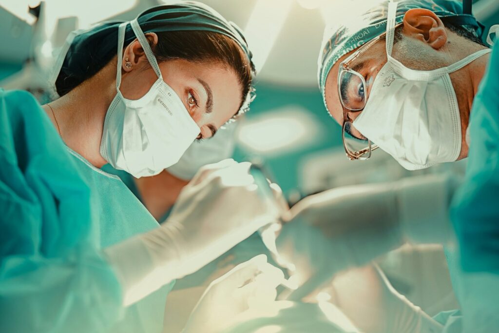 Νευροχειρουργός κατηγορείται ότι άφησε τη 12χρονη κόρη της να ανοίξει τρύπα σε κρανίο ασθενούς