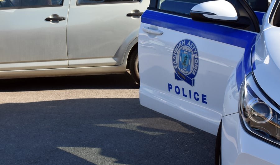 Πήραν το δίπλωμα πατέρα παιδιού με λευχαιμία που κάνει θεραπείες – «Μας είπαν: βρείτε τρόπο να πάτε»