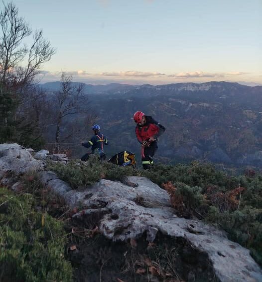 “Βουτιά θανάτου” 10 αγριόχοιρων και σκύλων από γκρεμό 100 μέτρων! Η τραγωδία που σόκαρε τους κυνηγούς – Διάσωση της τελευταίας στιγμής.