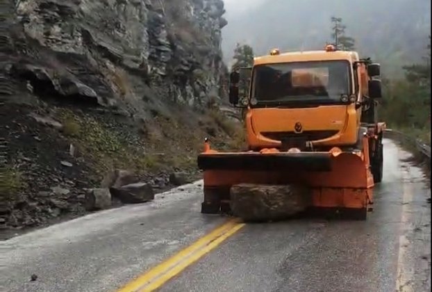Απομάκρυνση βράχων στον δρόμο Κοτύλης – Επταχωρίου, από την ΠΕ Καστοριάς