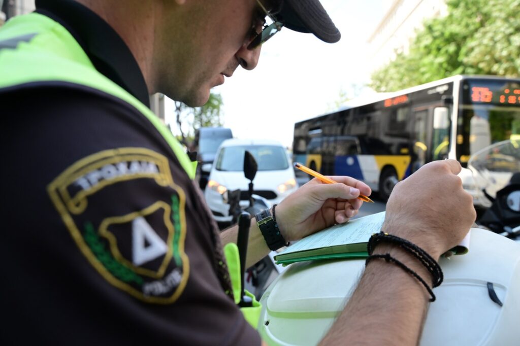 Νέος ΚΟΚ: Τι ισχύει για μπουφάν, καφέ και τις σακούλες στο αυτοκίνητο – Διευκρινίσεις του υπουργείου