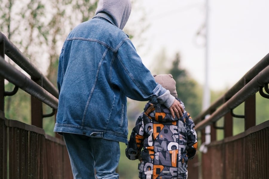 ΔΥΠΑ: Ετήσιες αποδοχές 12.057 ευρώ για 10.000 άνεργες μητέρες – Πότε ξεκινάει το πρόγραμμα