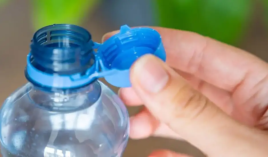 Τα πλαστικά μπουκάλια αλλάζουν ξανά: Μετά το μη αφαιρούμενο καπάκι, έρχεται νέα «πράσινη» επανάσταση