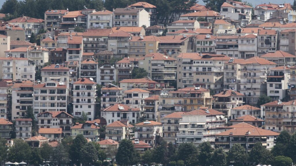 Καστοριά: Δραματική μείωση του πληθυσμού, συρρίκνωση τμημάτων στα σχολεία – Λουκέτα στα μαγαζιά – Αργοπεθαίνει η γουνοποιία