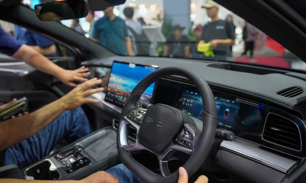 Τέλος οι οθόνες αφής στα αυτοκίνητα – Γιατί η Ευρώπη επιστρέφει στα κουμπιά