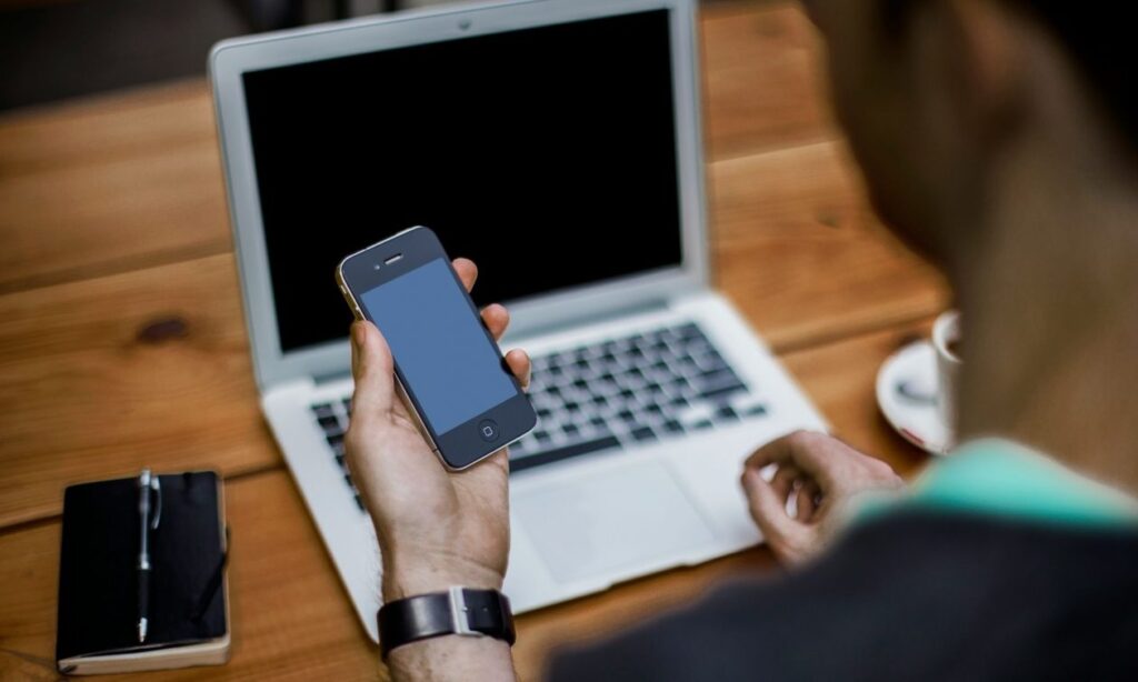 Συναγερμός για την απάτη wangiri: Τι πρέπει να κάνετε αν σας παίρνουν τηλέφωνο από την Πολωνία