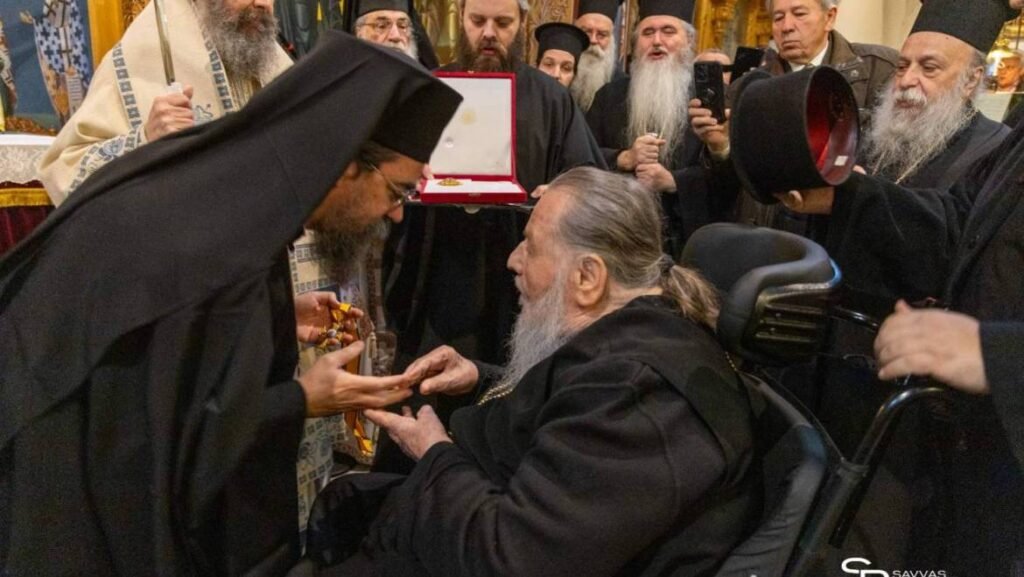 Ο Σεβ. Μητροπολίτης μας κ. Καλλίνικος, εκπρόσωπος της Ιεράς Συνόδου της Εκκλησίας της Ελλάδος, στην παρασημοφόρηση του Γέροντος πρ. Μητροπολίτου Φλωρίνης κ. Θεοκλήτου