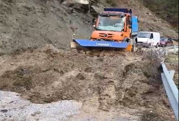 Συνεχίζονται οι παρεμβάσεις της Π.Ε. Καστοριάς στο οδικό δίκτυο