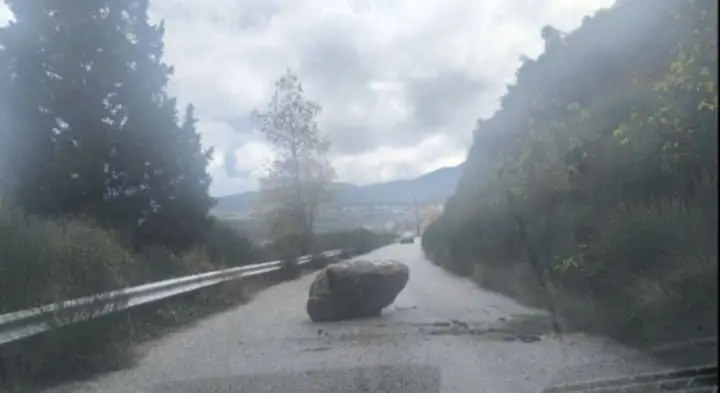 Κατολίσθηση Βράχου στον Περιφερειακό Καστοριάς – Διακοπή Κυκλοφορίας