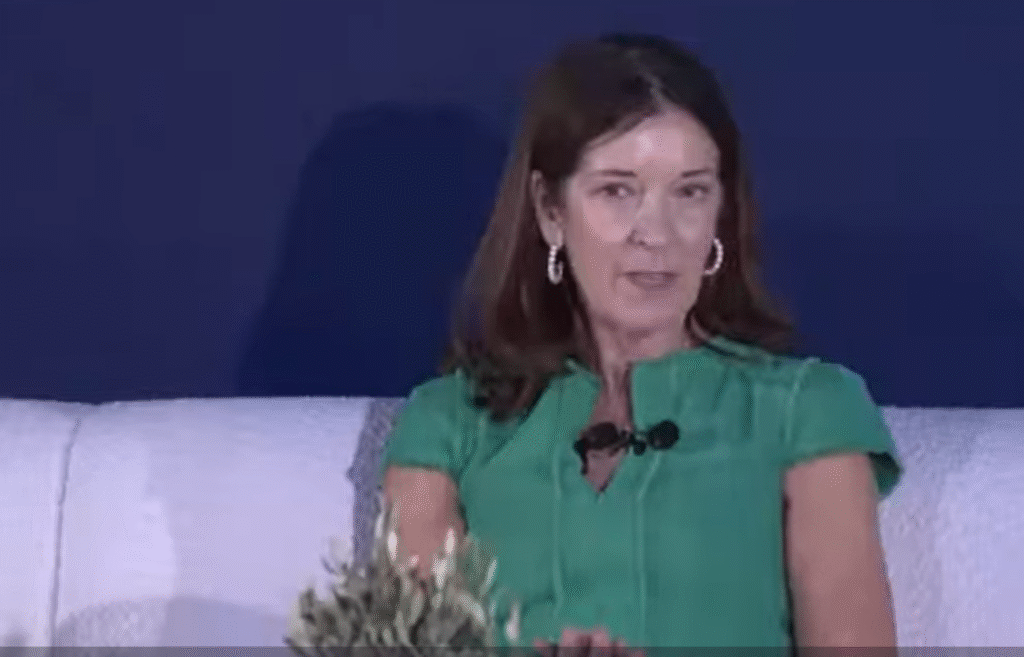 Η Victoria Hislop προτείνει την Καστοριά ως «Μοναδικό στον Κόσμο» Φθινοπωρινό Προορισμό