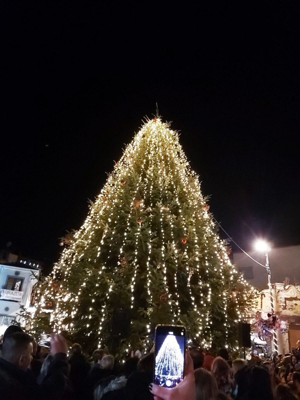 Χριστουγεννιάτικη λάμψη στην κεντρική πλατεία Άργους Ορεστικού