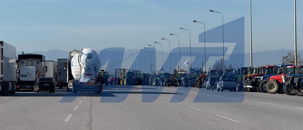 Θεσσαλονίκη: Οι αγρότες έκλεισαν την εθνική οδό και στα Μάλγαρα (εικόνες)