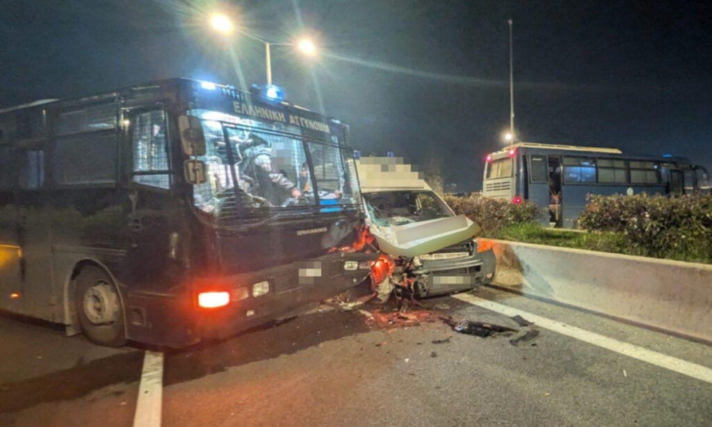 Ασθενοφόρο έπεσε πάνω σε κλούβα στο αγροτικό μπλόκο Πλατύκαμπου