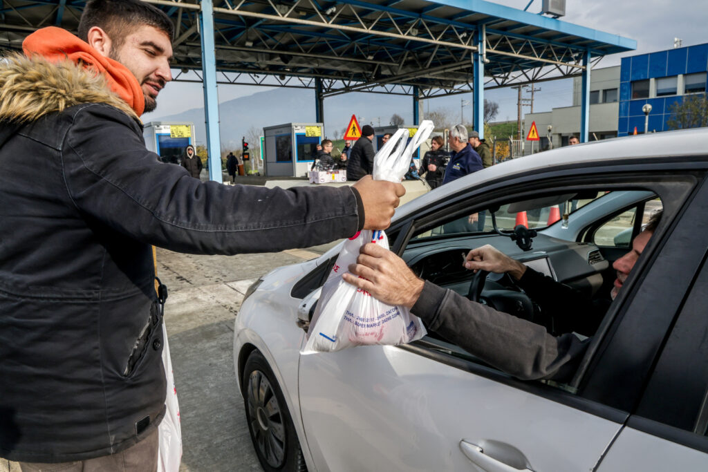 «Ευθύνη σας αν σηκώσετε τις μπάρες»: «Συστάσεις» στους αγρότες, μοίρασαν φρούτα – Κλείνουν οι σήραγγες στα Τέμπη