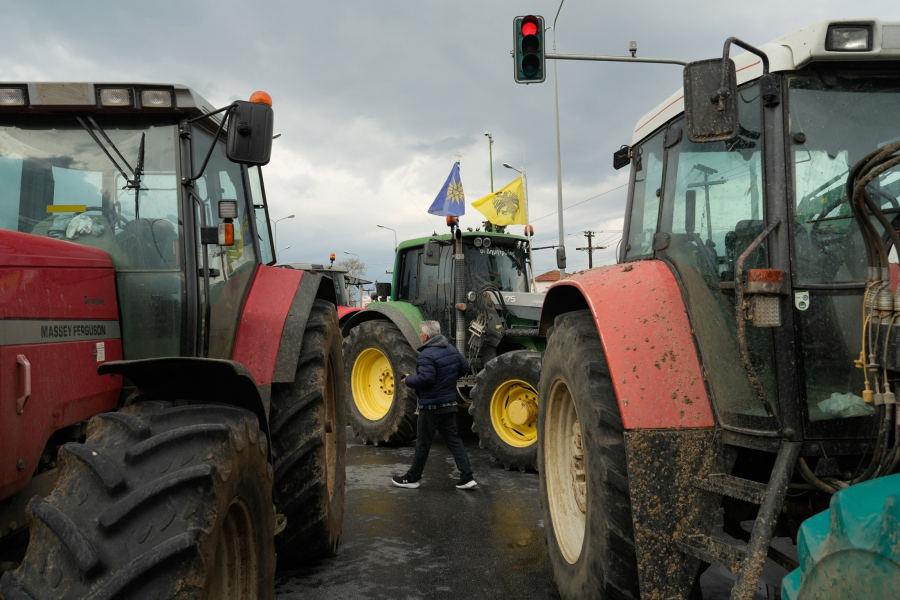 Κομβόι τρακτέρ από Κοζάνη, Πτολεμαϊδα, Καστοριά βρέθηκαν στα διόδια Σιάτιστας