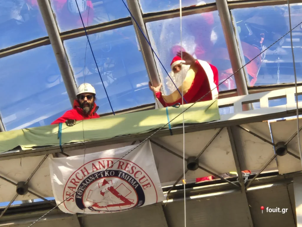 Καστοριά: Ο Άι Βασίλης ήρθε από ψηλά! (φωτογραφίες – βίντεο)