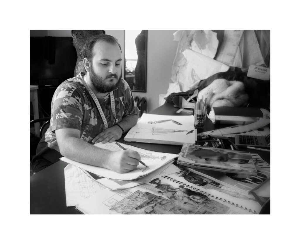 Παναγιώτης Ιντζίδης: “Η Καστοριά είναι το σπίτι μου: Το μυαλό μου σχεδιάζει ρούχα με φόντο την πόλη μας”