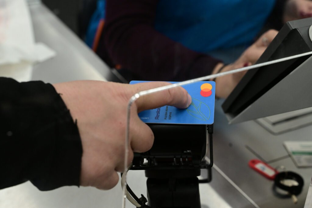 Έρχεται το «τέλος» των ATM για μικρά ποσά: Ανάληψη μετρητών από εμπορικά καταστήματα και σούπερ μάρκετ