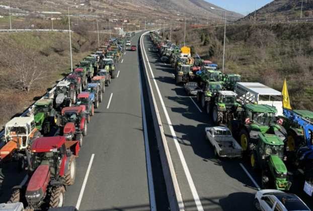 Στο Μπλόκο των Αγροτών στη Σιάτιστα οι Αντιπεριφερειάρχες  Δυτικής Μακεδονίας -Στο Μπλόκο των Αγροτών στη Σιάτιστα οι Αντιπεριφερειάρχες  Δυτικής Μακεδονίας. – Εκ μέρους της Καστοριάς Δ. Σαββόπουλος και Π. Χαρούμενος