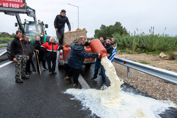 Καταιγίδα με μπλόκα αγροτών – Ο χάρτης με τα χιλιάδες τρακτέρ