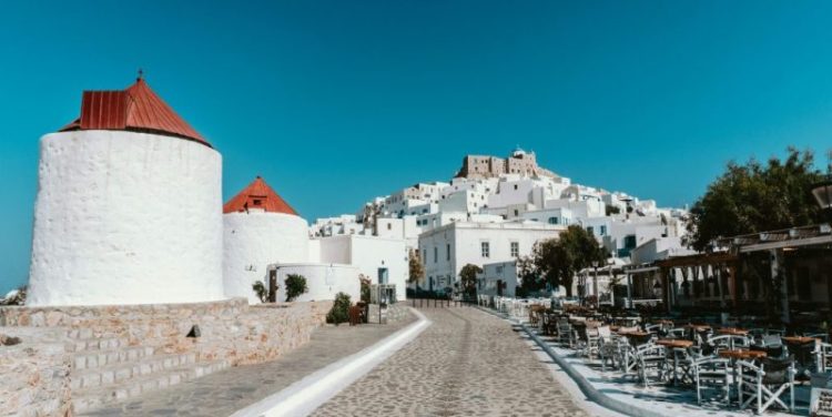 Ελληνικό νησί δίνει έως 600 ευρώ σε όσους μένουν και εργάζονται εκεί – Τι προβλέπει το νέο επίδομα