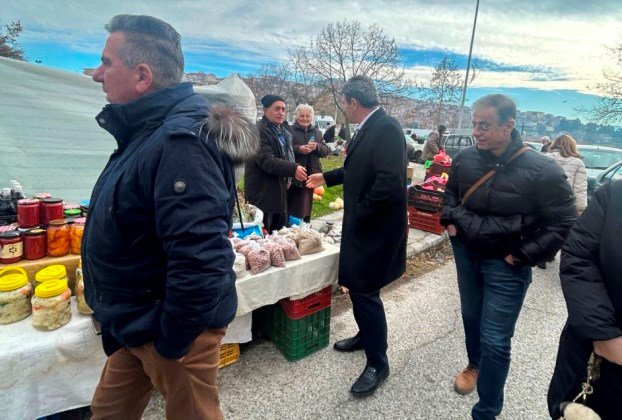 Στη λαϊκή αγορά της Καστοριάς ο Δ. Σαββόπουλος και ο Π. Χαρούμενος για ευχές ενόψει των εορτών