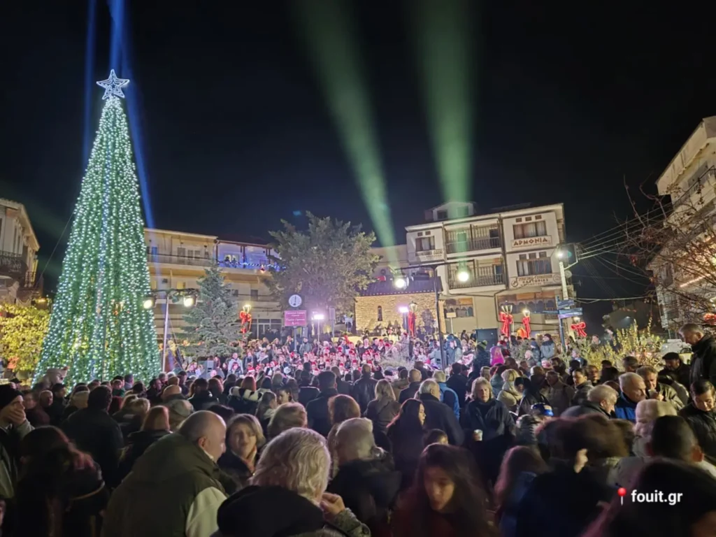 Άναψε το χριστουγεννιάτικο δένδρο στην πλατεία Ομονοίας (φωτορεπορτάζ – βίντεο)