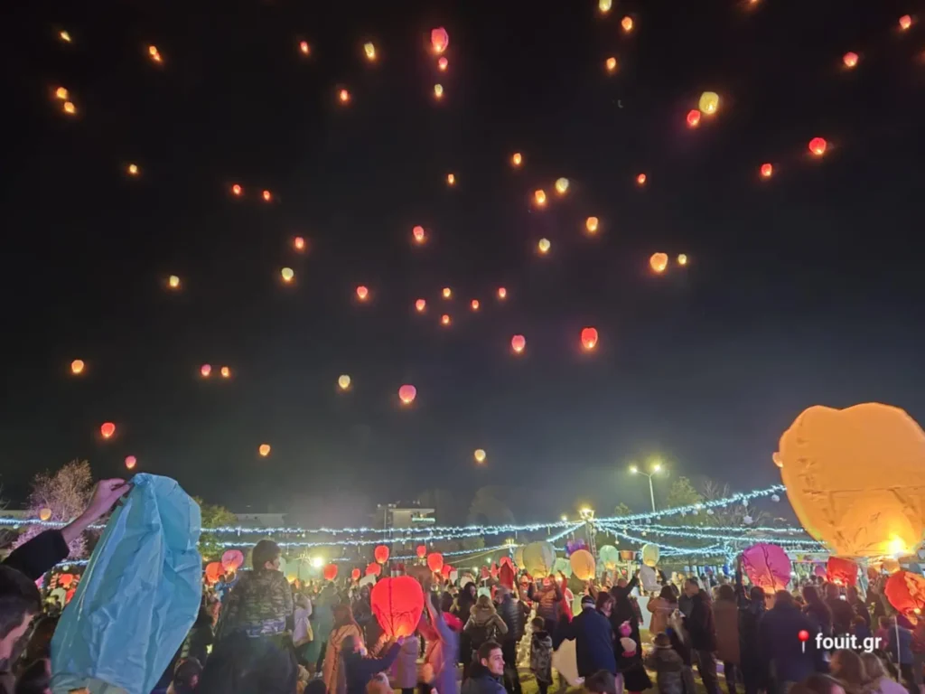 Τα φαναράκια των ευχών πέταξαν πάνω από τη Μαγική Λιμνοπολιτεία (φωτογραφίες – βίντεο)