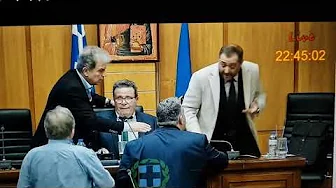 Ριγκ το Περιφερειακό Συμβούλιο: Φωνές, αποδοκιμασίες και “πυροσβεστική” παρέμβαση Σαββόπουλου»