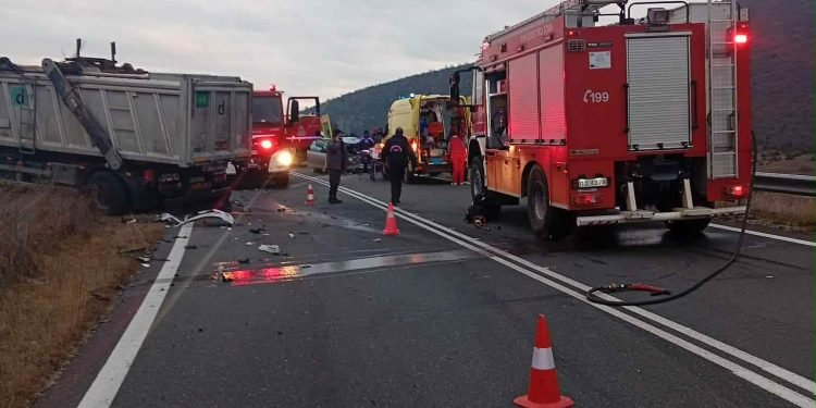 Μετωπική σύγκρουση ΙΧ με φορτηγό στην παλιά Ε.Ο. Κοζάνης – Σιάτιστας – Σοβαρά τραυματισμένη 35χρονη από τη Νεάπολη  (Φωτογραφίες)