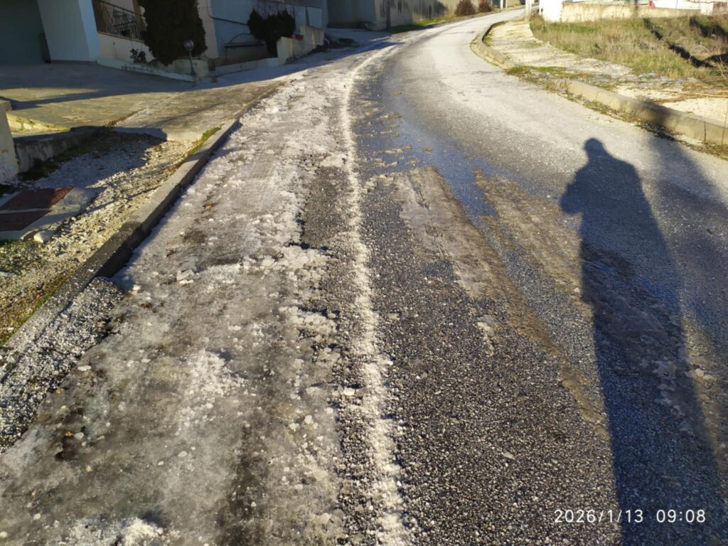 Χλόη: 25 χρόνια χωματόδρομος και… «παγοδρόμιο» στην οδό Μ. Κουντουρά και Αμπελώνων