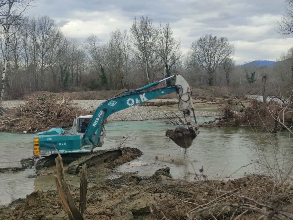 Ξεκίνησαν οι παρεμβάσεις για την αποκατάσταση της κοίτης του Αλιάκμονα στο Αμαξοστάσιο