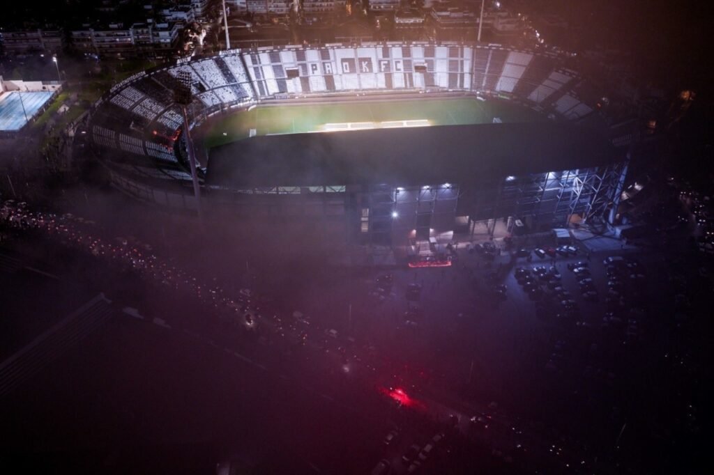 Το τελευταίο «αντίο» στους επτά φιλάθλους του ΠΑΟΚ στο γήπεδο της Τούμπας (βίντεο)