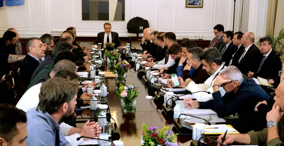 Συνάντηση Μητσοτάκη με αγρότες: Έντονη κριτική μεταξύ Μόσχου και του πρύτανη του Πανεπιστημίου Θεσσαλίας για την ευλογιά των αιγοπροβάτων