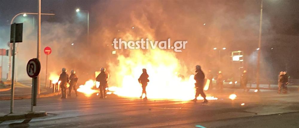 Θεσσαλονίκη: Επεισόδια με δεκάδες μολότοφ και δακρυγόνα έξω από το ΑΠΘ (βίντεο)