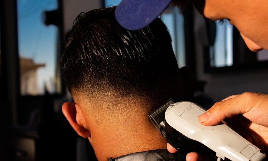 25χρονος επιτέθηκε με γκλοπ σε κουρέα γιατί δεν του άρεσε το κούρεμα