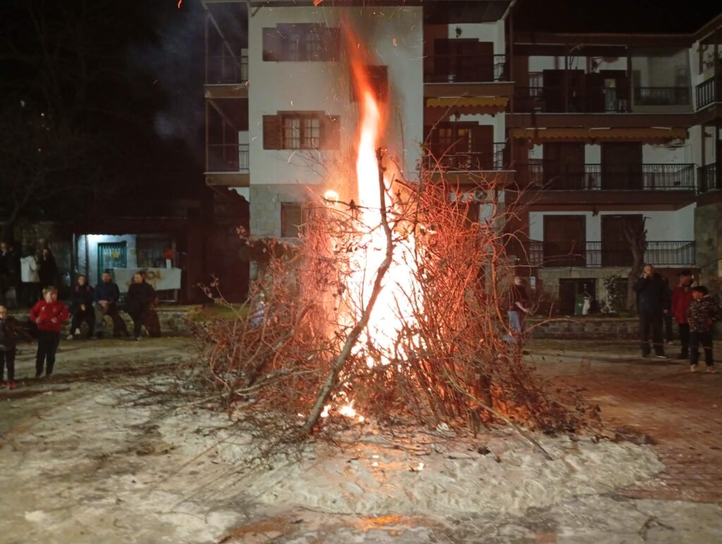 Άναψε η μικρή μπουμπούνα στο Απόζαρι (φωτογραφίες – βίντεο)