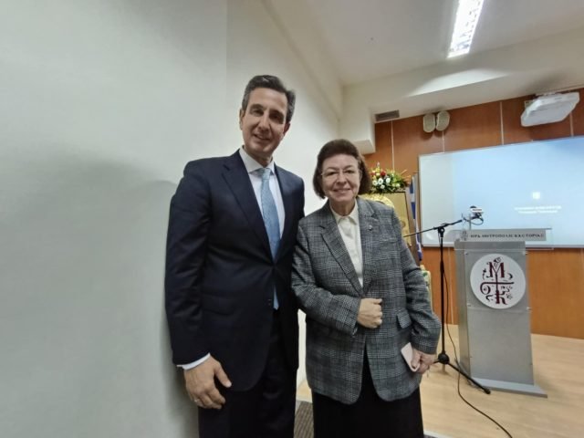 Δ΄ Καραβαγγέλια : Ο Δημήτρης Τρυφωνόπουλος σώζει 10 αρχοντικά της Καστοριάς