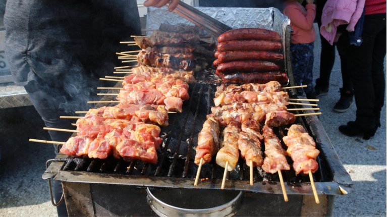 “Τα σχολεία δεν είναι ψησταριές” – “Μπλόκο” του Υπουργείου Παιδείας στο τσίκνισμα