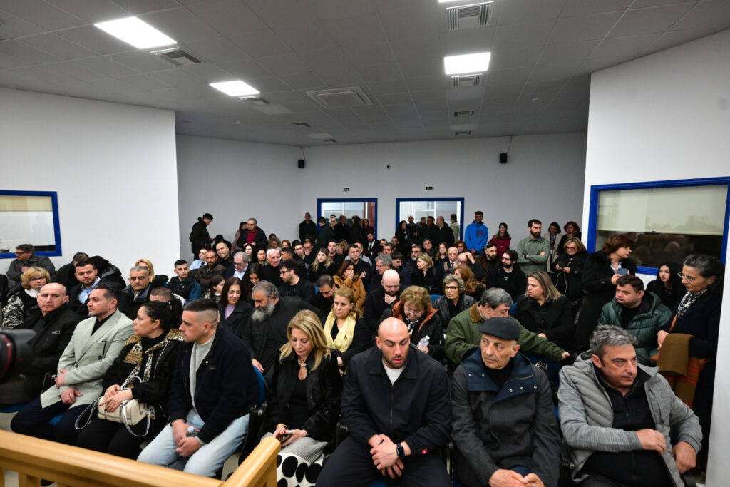 Ξεκινάει η δίκη για τα Τέμπη: Δικαιοσύνη για τους 57 νεκρούς – Επίθεση συγγενών στον Πατέρα, «θα σε σκίσω με τα χέρια μου»