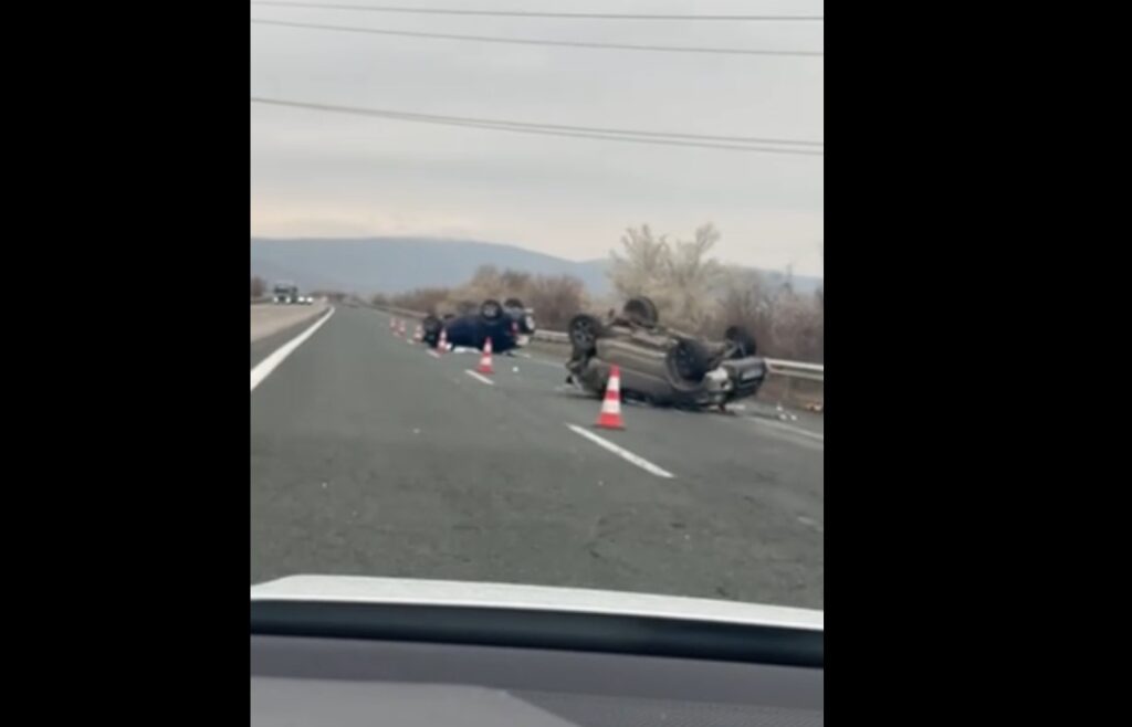 Ανατροπή αυτοκινήτων μετά από σύγκρουση στην Εγνατία Οδό στο ύψος του Αγίου Δημητρίου