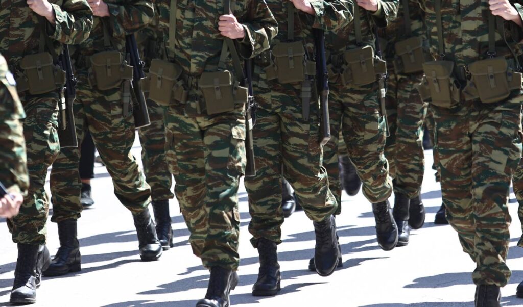 Επιστράτευση σε περίπτωση πολέμου: Ποιοι καλούνται, ηλικίες και εξαιρέσεις – Όσα προβλέπει ο νόμος