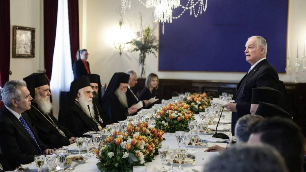 Θέμα συζήτησης τα ΚΑΡΑΒΑΓΓΕΛΕΙΑ στο επίσημο γεύμα του Προέδρου της Δημοκρατίας – Ηχητικό