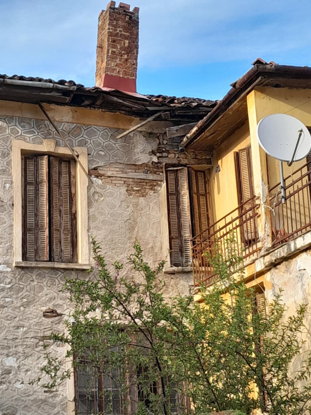 SOS: Κίνδυνος από το ετοιμόρροπο κτήριο πάνω στην πλατεία του Απόζαρι