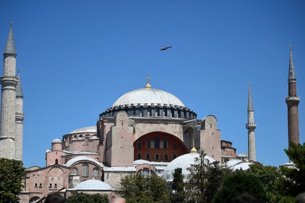 Στη φυλακή οι Έλληνες που άνοιξαν σημαία με τον βυζαντινό αετό στην Αγιά Σοφιά