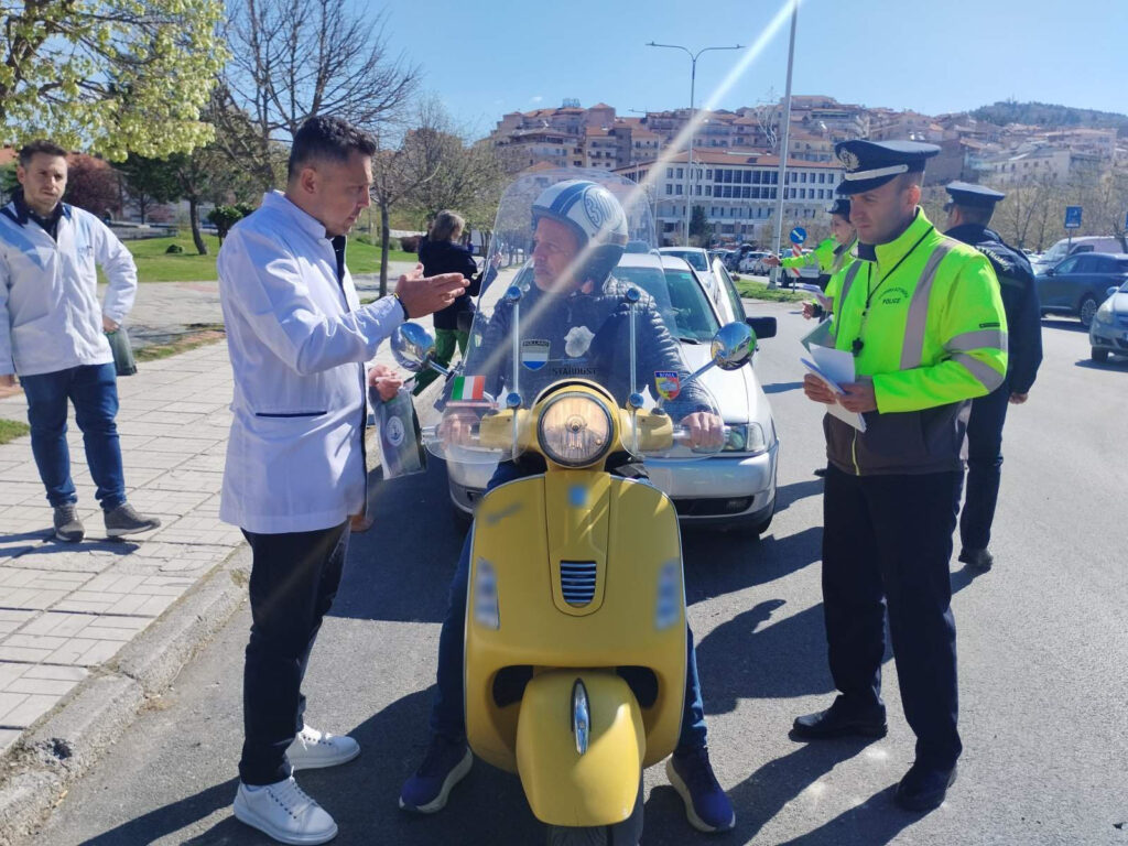 Ενόψει της εορτής του Πάσχα, διανεμήθηκαν ενημερωτικά φυλλάδια από τα Τμήματα Τροχαίας Κοζάνης, Εορδαίας και Καστοριάς, σε διερχόμενους πεζούς και  οδηγούς οχημάτων