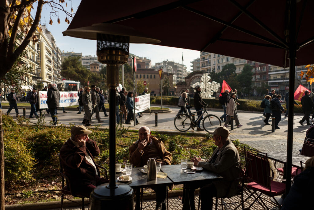 Ο φόβος για τα νέα όρια ηλικίας οδηγεί σε μαζική «φυγή» προς τη σύνταξη – Πότε πληρώνονται οι συντάξεις Ιουλίου