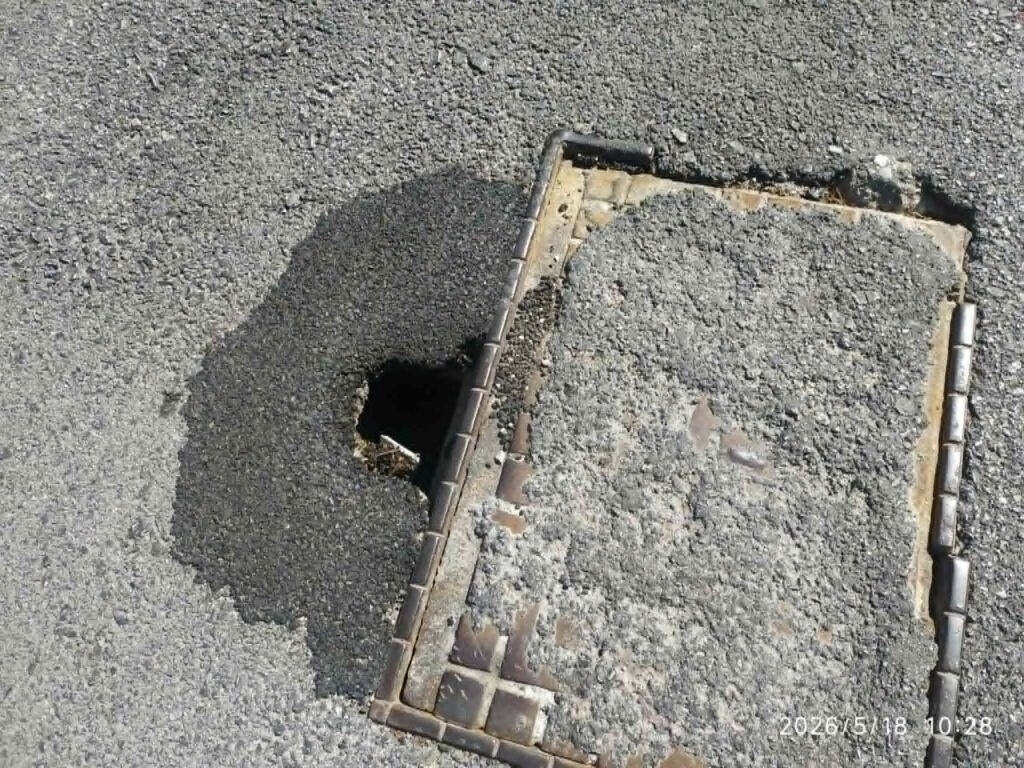 Οδός  Γράμμου: Επικίνδυνες «παγίδες» στην μέση του δρόμου! (φωτογραφίες)